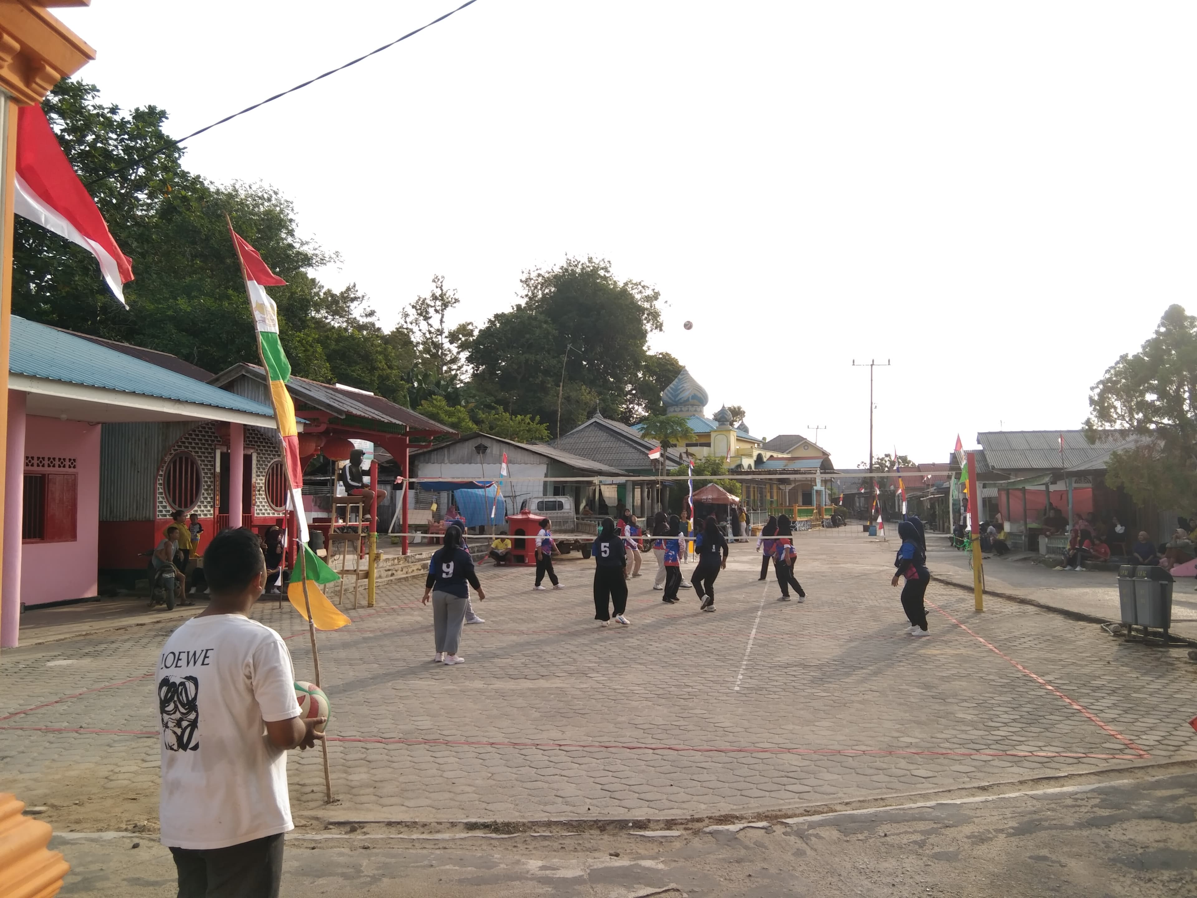 Acara olahraga voli dan kegiatan sosial di Desa Mantang Besar
